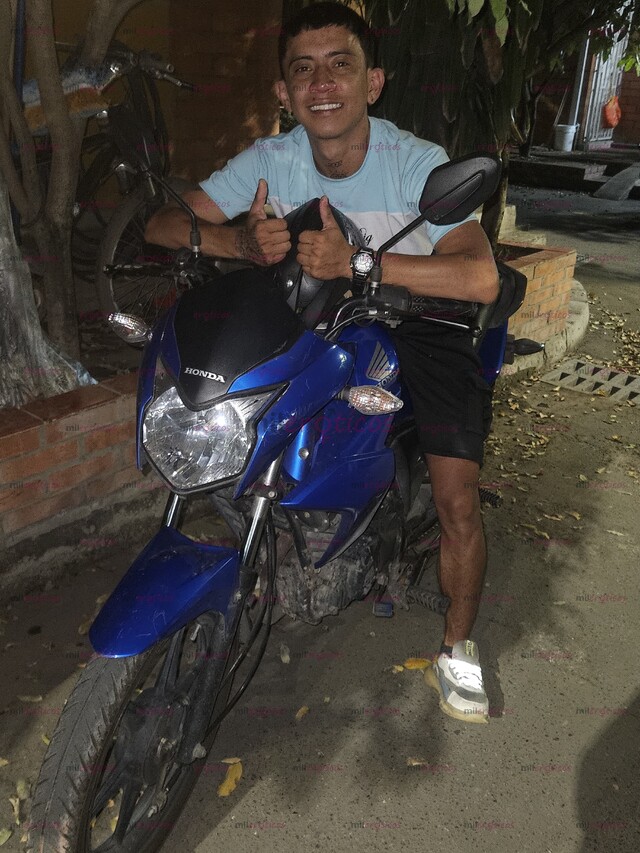 FOTOS DE JOVEN DELGADO ARRECHO MORENO 25 AÑOS VERSÁTIL ACTIVO MORBO