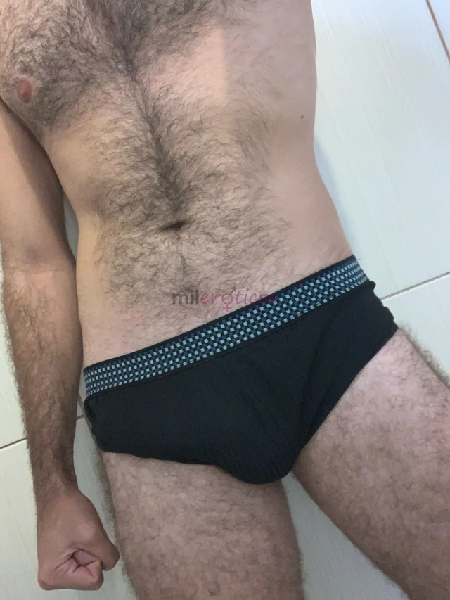 Sou bruno 25 anos tenho 175 m 70 kg e calco 42versatil tudo que a gente combinar gosto quando voce sente prazer sou educado e bem de boa a gente mante...