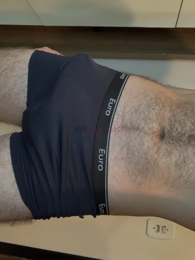 Sou bruno 25 anos tenho 175 m 70 kg e calco 42versatil tudo que a gente combinar gosto quando voce sente prazer sou educado e bem de boa a gente mante...