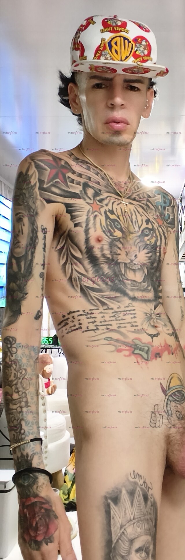 FOTOS DE FLACO VERGON BLANCO TATUADO MUY ACTIVO SERIO