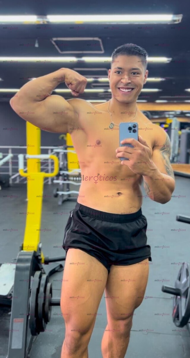 FOTOS DE MORENO DE 25 AÑOS QUIERE UNA VERGA DELICIOSA EN LA CARA