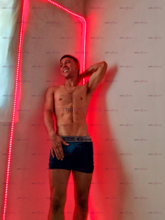 FOTOS DE PELINEGRO DELGADO ATRACTIVO TIERNO CALIENTE CON GANAS DE PASAR UN RATO AGRADABLE