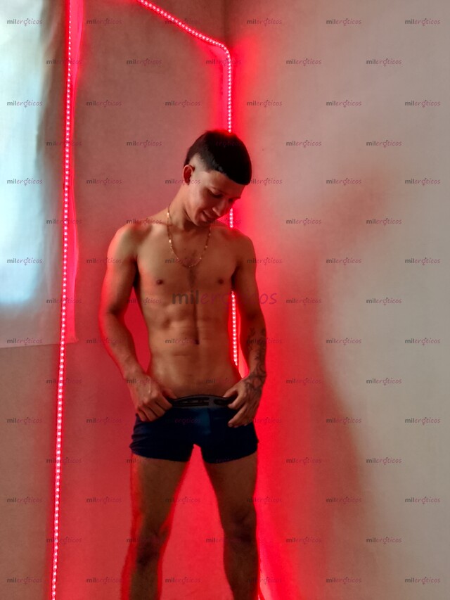 FOTOS DE PELINEGRO DELGADO ATRACTIVO TIERNO CALIENTE CON GANAS DE PASAR UN RATO AGRADABLE