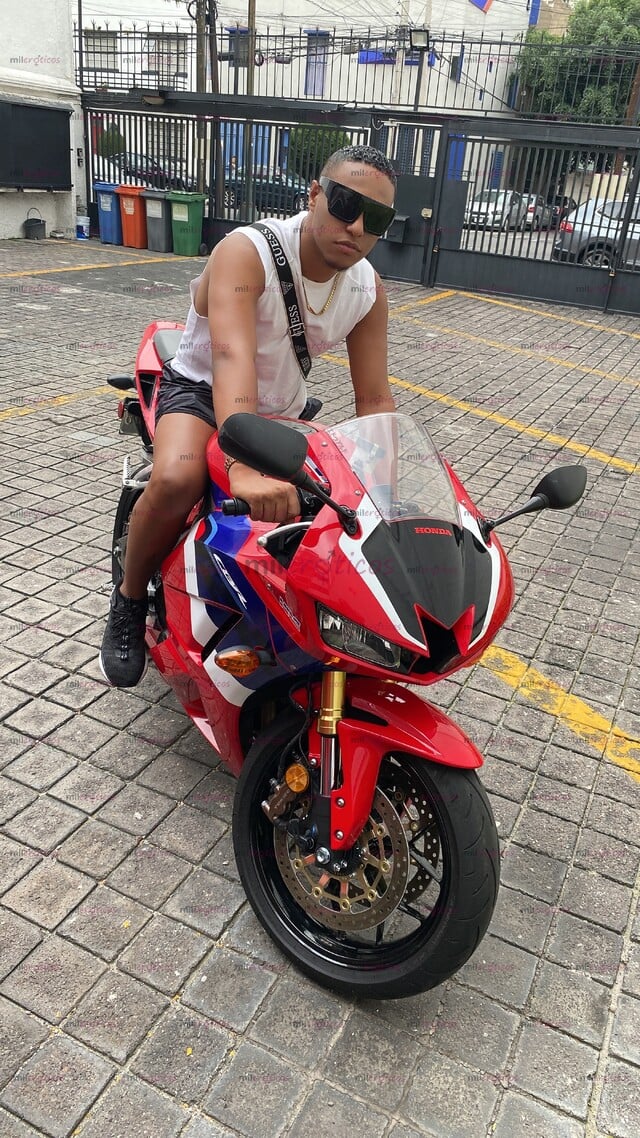 FOTOS DE MACHO VENEZOLANO LLEGÓ A COMPLACERTE A TI Y A TU PAREJA CON MI VERGA LECHERA