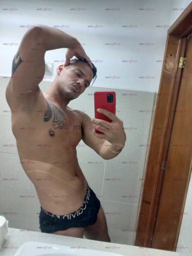 FOTOS DE CUBANO ACTIVO Y VERGON , CON 22 CM CARGADOS DE LECHE PARA TI