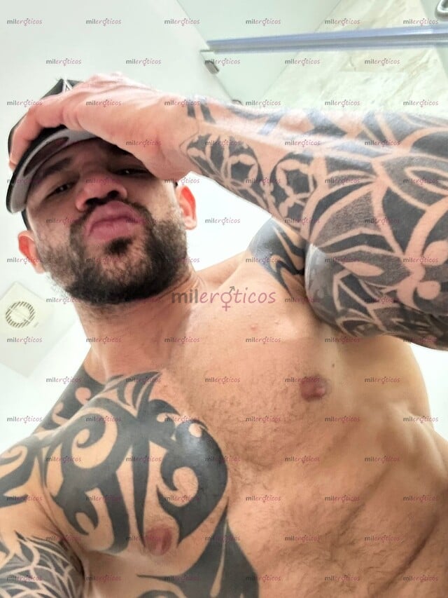 FOTOS DE HOMBRE VERGON XL 21CM DISCRETO, SERIO, TATUADO, MUSCULOSO, CARISMÁTICO Y GUAPO.