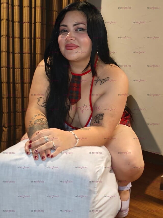 FOTOS DE PUTITA CURVY, CULONA Y PRECIOSOS OJOS VERDES ORAL AL NATURAL