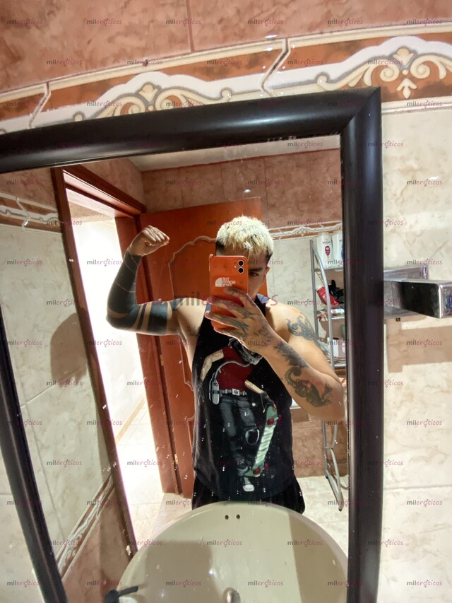 FOTOS DE JOVEN DE FÍSICO ATLÉTICO TATUADO Y CON MUCHAS GANAS DE CONOCERTE EN LA INTIMIDAD