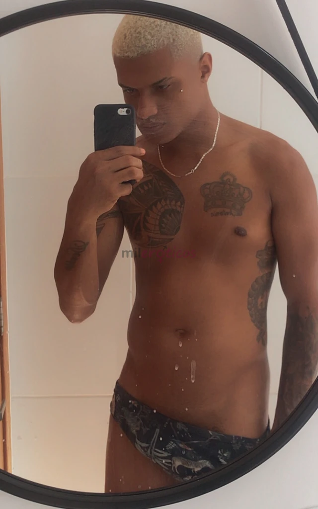 Cheio de pegada malvadao e carinhoso pronto pra te satisfazer 1 80 de altura bem gostoso 20 cm de pica pronto pra te satisfazer gostoso com local vem...