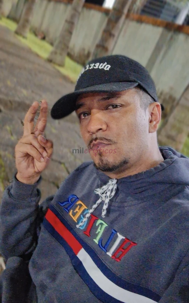 Sou 100 ativo sou discreto e tranquilo sou moreno claro tenho 18 cm de pau grosso tenho 1 71 de altura e peso 74 kg o combinado nao sai caro atendo so...
