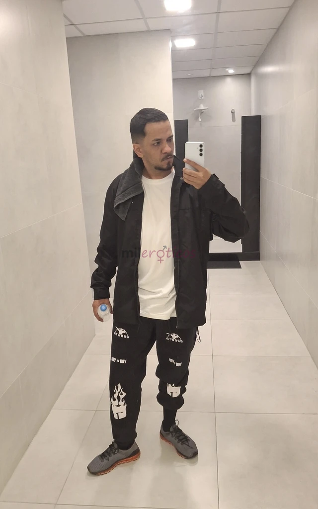 Sou 100 ativo sou discreto e tranquilo sou moreno claro tenho 18 cm de pau grosso tenho 1 71 de altura e peso 74 kg o combinado nao sai caro atendo so...