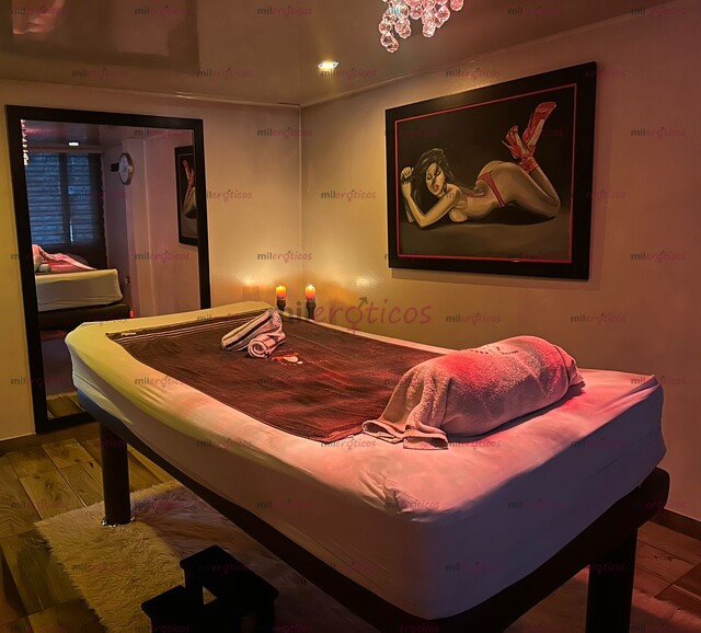 FOTOS DE LINDAS Y HERMOSAS MASOTERAPEUTAS EN LUJOSA SALA DE MASAJES TANTRA.