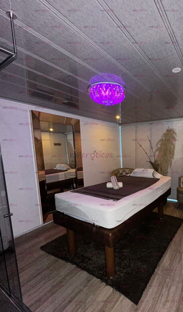 FOTOS DE LINDAS Y HERMOSAS MASOTERAPEUTAS EN LUJOSA SALA DE MASAJES TANTRA.