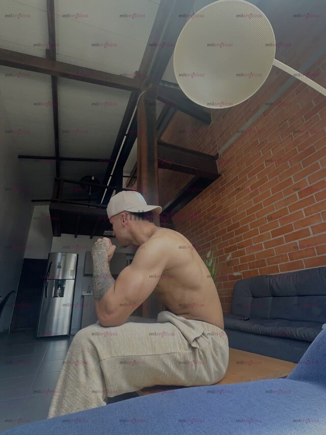 FOTOS DE DEPORTISTA TATUADO XL CON 21CM DE VERGA Y BUEN CULO MORBOSO