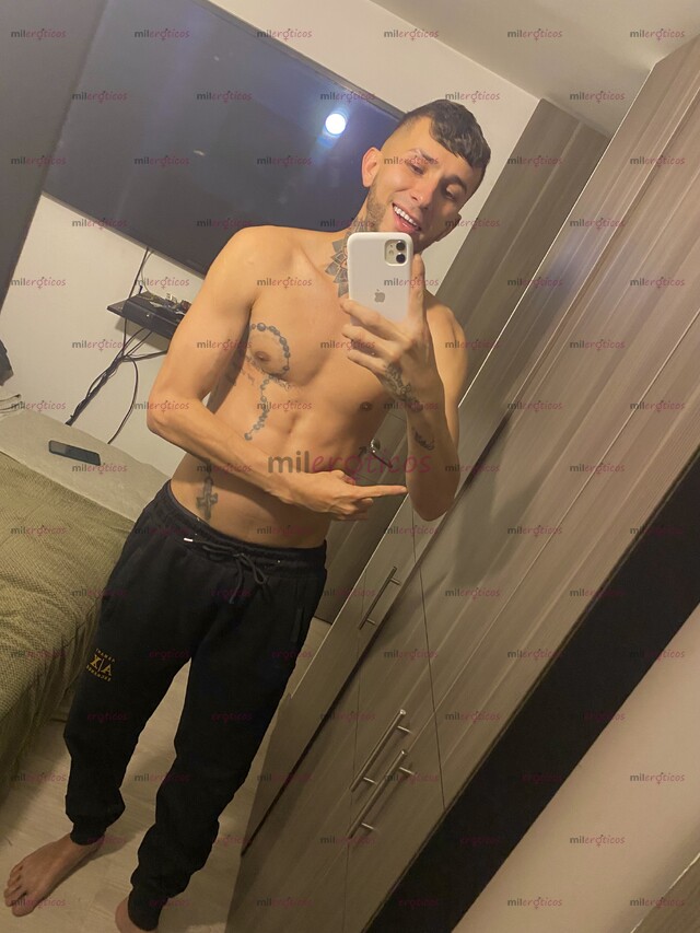 FOTOS DE HOLA SOY THOMAS JOVEN DISEÑADOR GRÁFICO ALTO CUERPO ATLÉTICO OJOS CLAROS