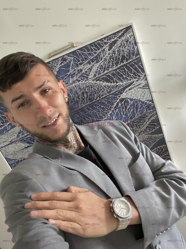 FOTOS DE HOLA SOY THOMAS JOVEN DISEÑADOR GRÁFICO ALTO CUERPO ATLÉTICO OJOS CLAROS