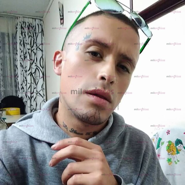 FOTOS DE STEBAN JOVEN TATUADO ACTIVO COMPLACIENTE DIVERTIDO