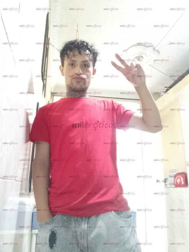 FOTOS DE STEBAN JOVEN TATUADO ACTIVO COMPLACIENTE DIVERTIDO