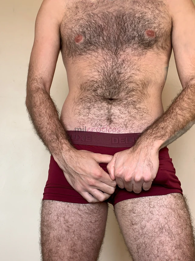 Sou bruno 25 anos tenho 175 m 70 kg e calco 42versatil tudo que a gente combinar gosto quando voce sente prazer sou educado e bem de boa a gente mante...