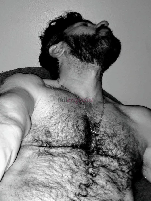 Prazer edu leone 42 anos moreno claro sou versatil passivo porem bem masculo e posturado estilo hetero putao com 1 80 m 80 kg corpo atletico moderadam...