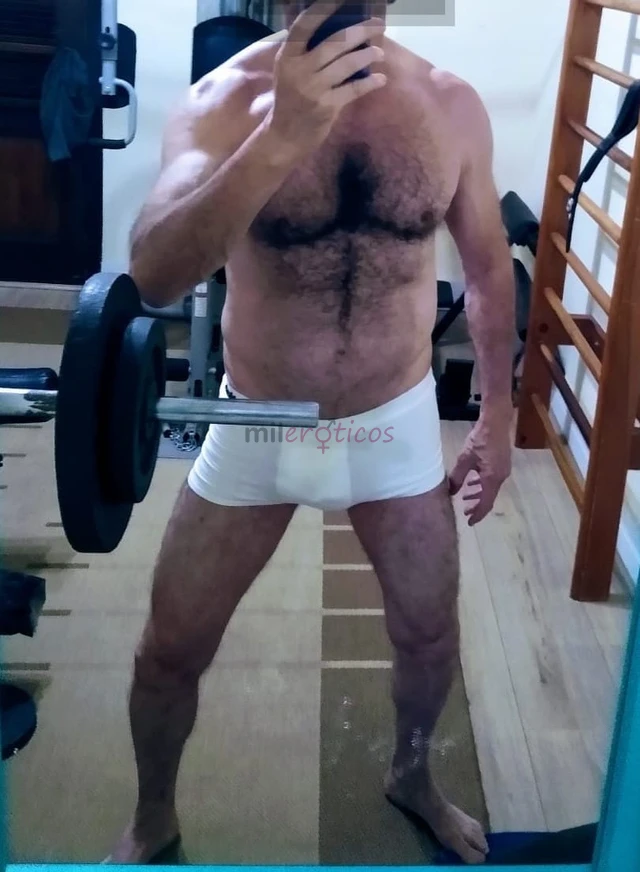 Prazer edu leone 42 anos moreno claro sou versatil passivo porem bem masculo e posturado estilo hetero putao com 1 80 m 80 kg corpo atletico moderadam...