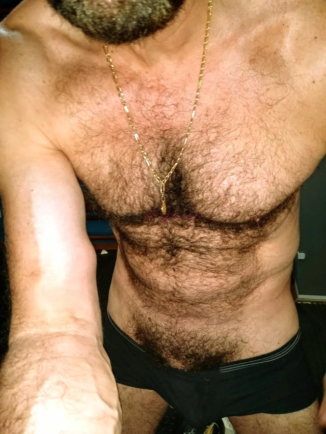 Prazer edu leone 42 anos moreno claro sou versatil passivo porem bem masculo e posturado estilo hetero putao com 1 80 m 80 kg corpo atletico moderadam...