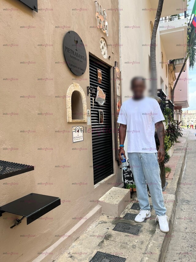 FOTOS DE JOVEN ATLÉTICO CON 1.91 DE ESTATURA Y 24 CENTÍMETROS DE PLACER.