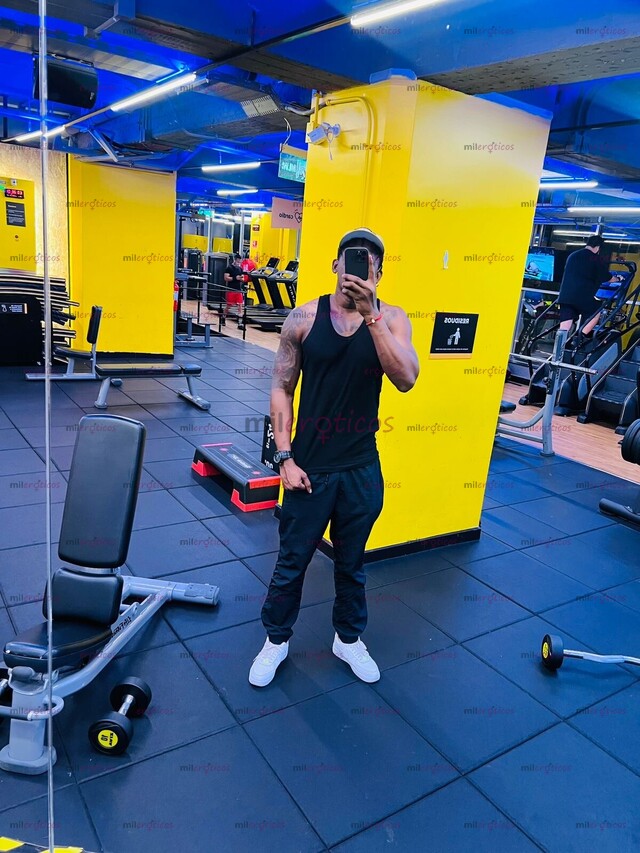 FOTOS DE JOVEN ATLÉTICO CON 1.91 DE ESTATURA Y 24 CENTÍMETROS DE PLACER.