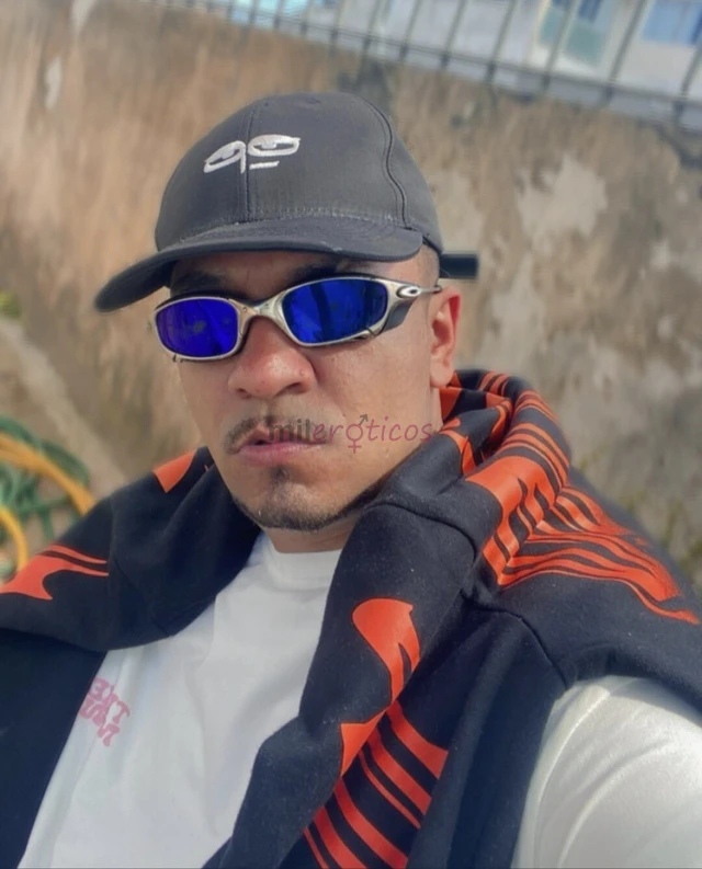 Sou 100 ativo sou discreto e tranquilo sou moreno claro tenho 18 cm de pau grosso tenho 1 71 de altura e peso 74 kg o combinado nao sai caro atendo so...