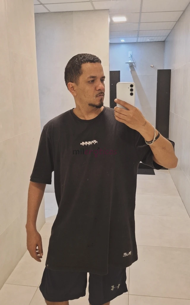 Sou 100 ativo sou discreto e tranquilo sou moreno claro tenho 18 cm de pau grosso tenho 1 71 de altura e peso 74 kg o combinado nao sai caro atendo so...