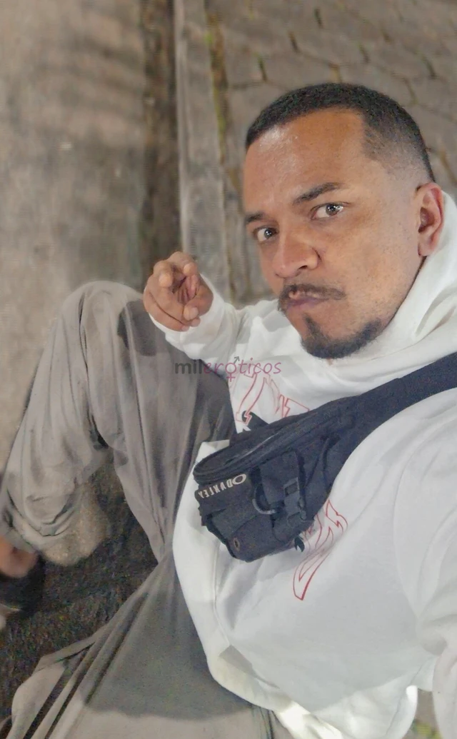 Sou 100 ativo sou discreto e tranquilo sou moreno claro tenho 18 cm de pau grosso tenho 1 71 de altura e peso 74 kg o combinado nao sai caro atendo so...