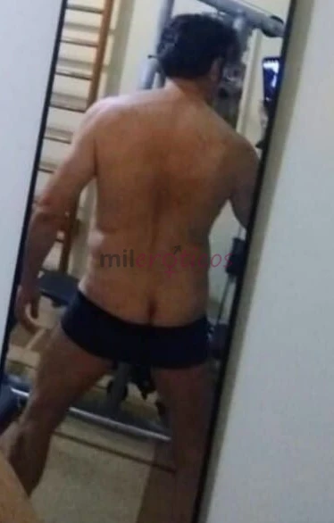 Prazer edu leone 42 anos moreno claro sou versatil passivo porem bem masculo e posturado estilo hetero putao com 1 80 m 80 kg corpo atletico moderadam...