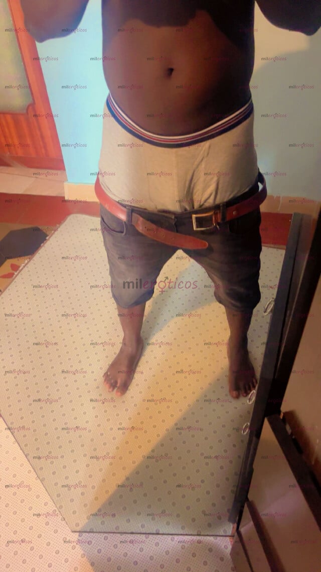 FOTOS DE UN GIOVANE AFRICANO CALDO È MOLTO FORTE È LUI CHE È INTERESSATO PUÒ SCRIVERMI SU