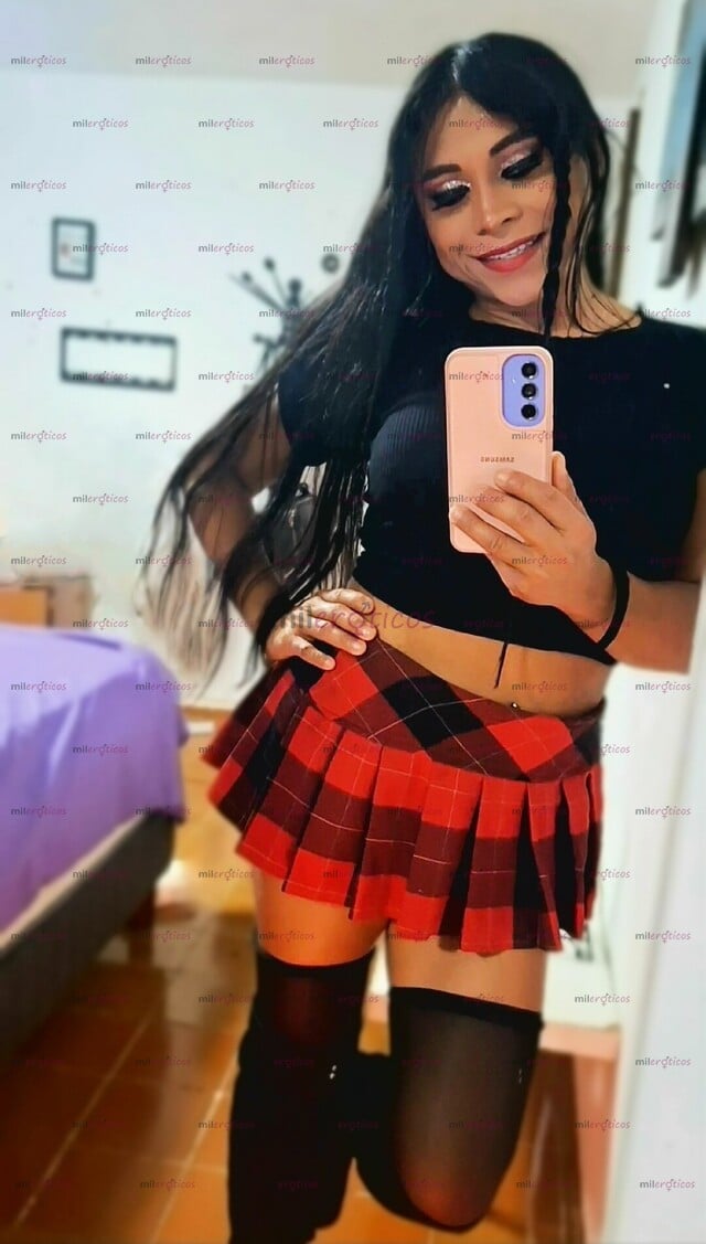 FOTOS DE TRANSEXUAL INTERACTIVA CON TETAS GRANDES Y VERGA ENTRE LAS PIERNAS PARA MAMARLA