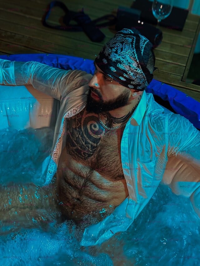 FOTOS DE EXTRANJERO CON PORTE MASCULINO MASAJISTA Y CREADOR DE EXPERENCE