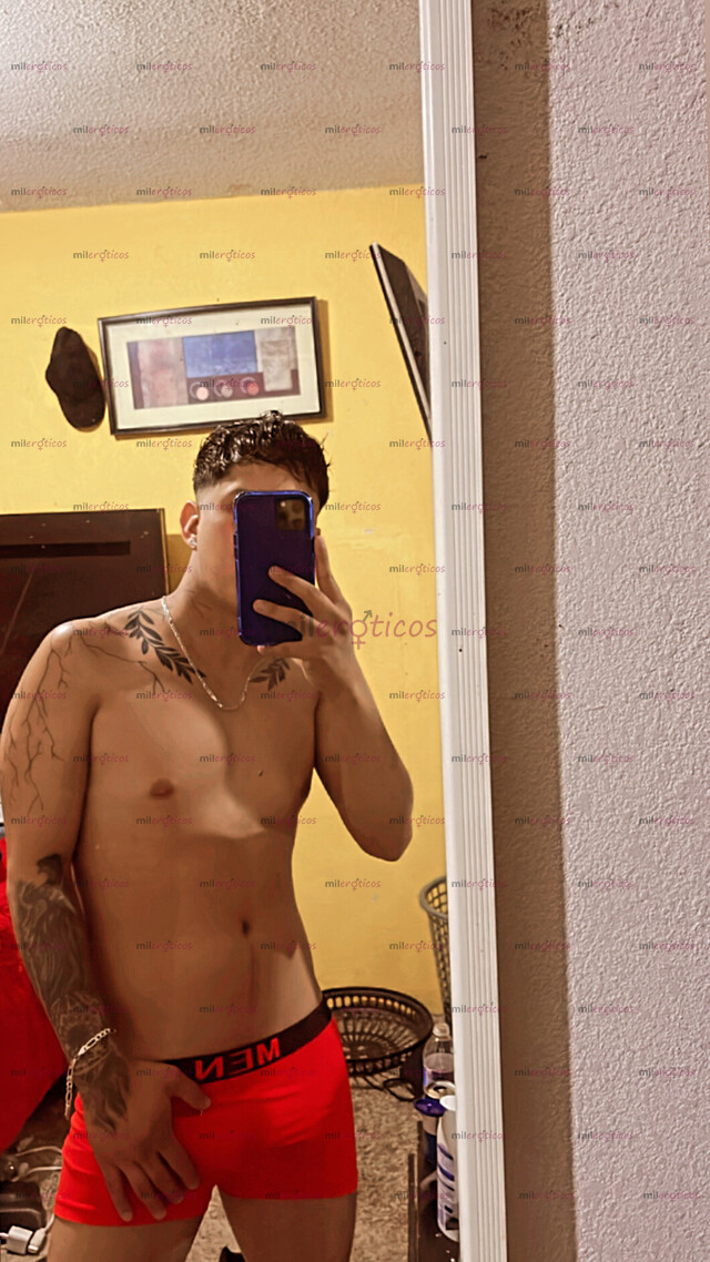 FOTOS DE JOVEN TATUADO MORENO ,COMPLACIENDO TUS FANTASÍAS