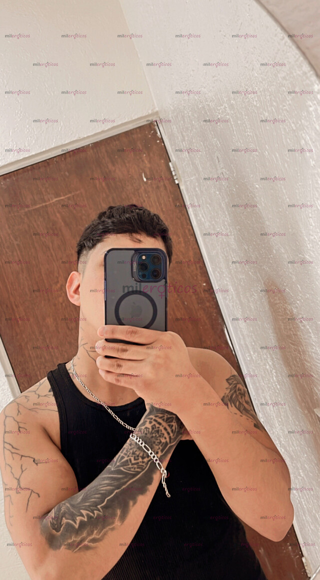 FOTOS DE JOVEN TATUADO MORENO ,COMPLACIENDO TUS FANTASÍAS