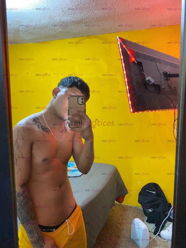 FOTOS DE JOVEN TATUADO MORENO ,COMPLACIENDO TUS FANTASÍAS