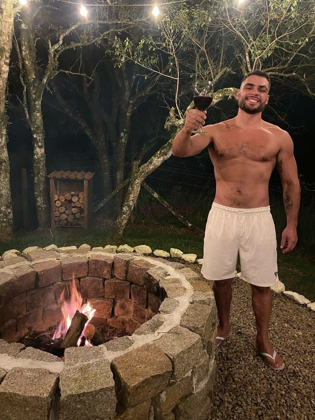 Sou de alto nivel tenho 1 83 de altura corpo atleticoatendo casaiscompletotenho carroatendimento privadoeducadoviagenseducadoexclusivo para pessoas de...