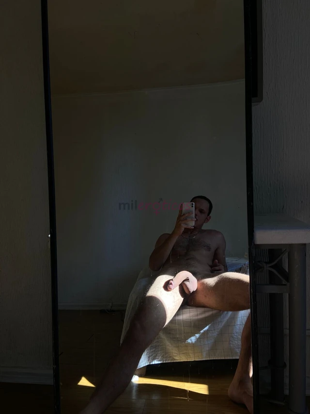 Latino superdotado 24 cm de placer elegancia y pura pasion buscas una experiencia diferente intensa y sin limites soy un colombiano de 27 anos superdo...