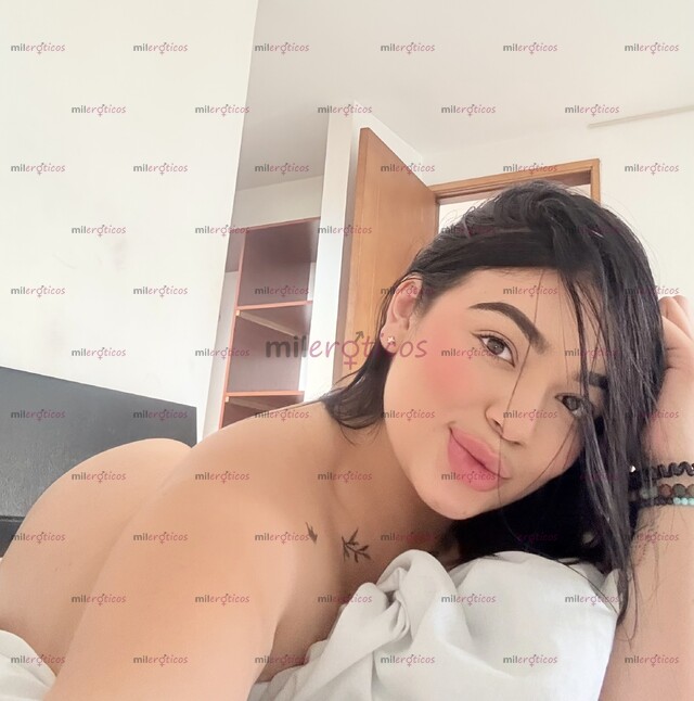 FOTOS DE CHICA CON UNAS MANOS SUAVES, DELICIOSAS PARA UN MASAJE