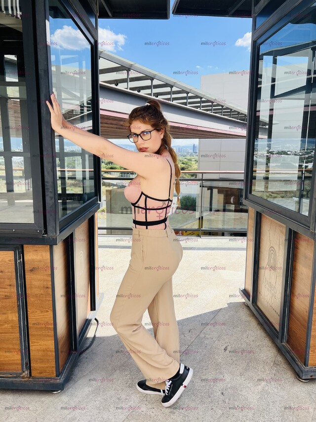 FOTOS DE HERMOSA MUJER TRANS, PIEL BLANCA , ALTA , DELGADA Y MUY BONITA .