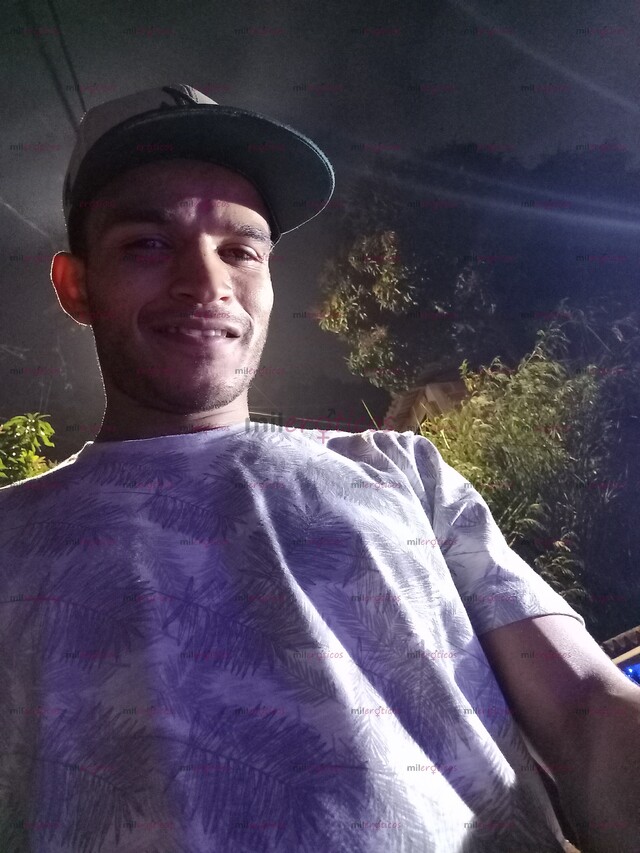 FOTOS DE HOLA SOY PAISA BIEN DOTADO DISPUESTO A COMPLACERTE, MORENO Y ARRECHO HABLAME.