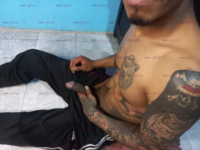 FOTOS DE CHICO MORENO DELGADO TATUADO Y SEXY DE BUENA DOTACION RELAJADO