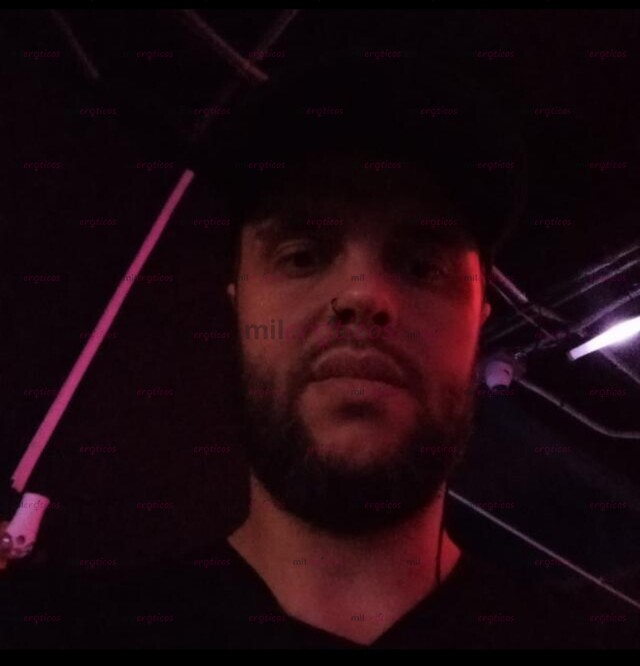 FOTOS DE ALTO, BARBADO Y CON UNA VERGA GRANDE LISTA PARA DARTE COMO TE GUSTA