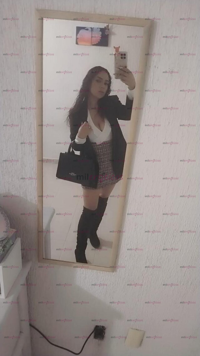 FOTOS DE HERMOSA BARBI, CON UNAS RICAS CURVAS Y UNAS BELLAS PIERNAS