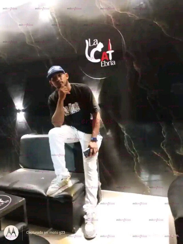 FOTOS DE MORENO CALIENTE CON GANAS DE DAR VERGA SIN PARAR