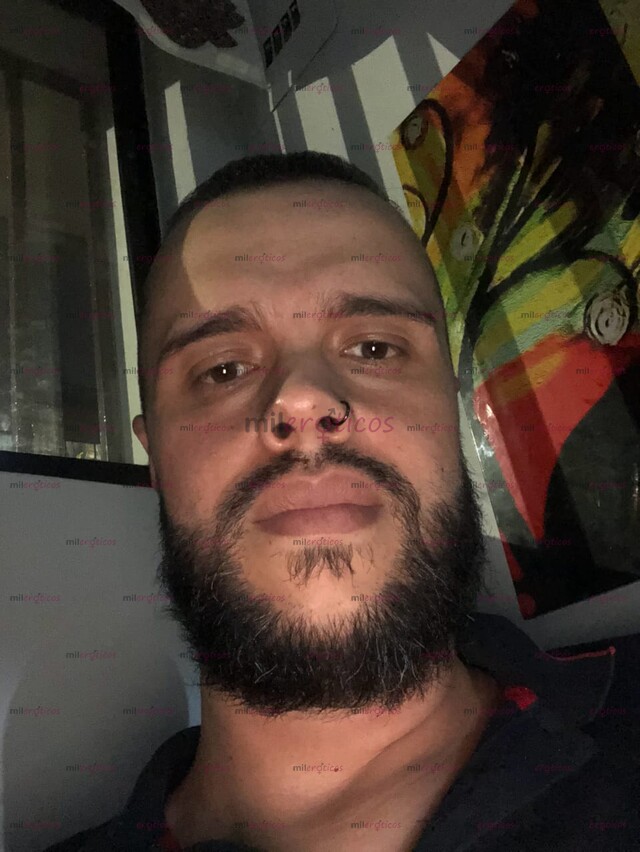 FOTOS DE DANIEL, ALTO, BARBADO Y CON UNA GRAN VERGA LISTA PARA COMPLACERTE