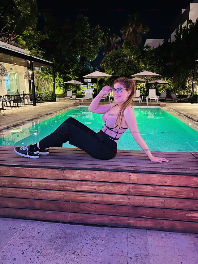 FOTOS DE HERMOSA MUJER TRANS, PIEL BLANCA , ALTA , DELGADA Y MUY BONITA .