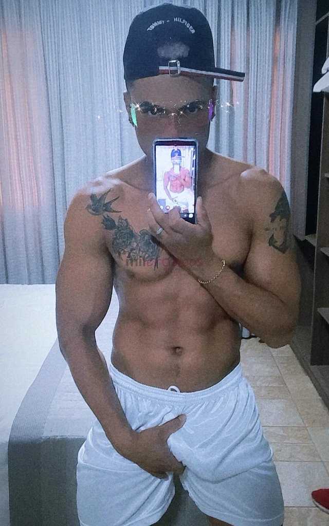 Macho safado mlk safado 19 cm com muita porra pra dar sou moreno tatuado discreto realizo seus fetiches atendo todos os horarios pego vc com forca pra...